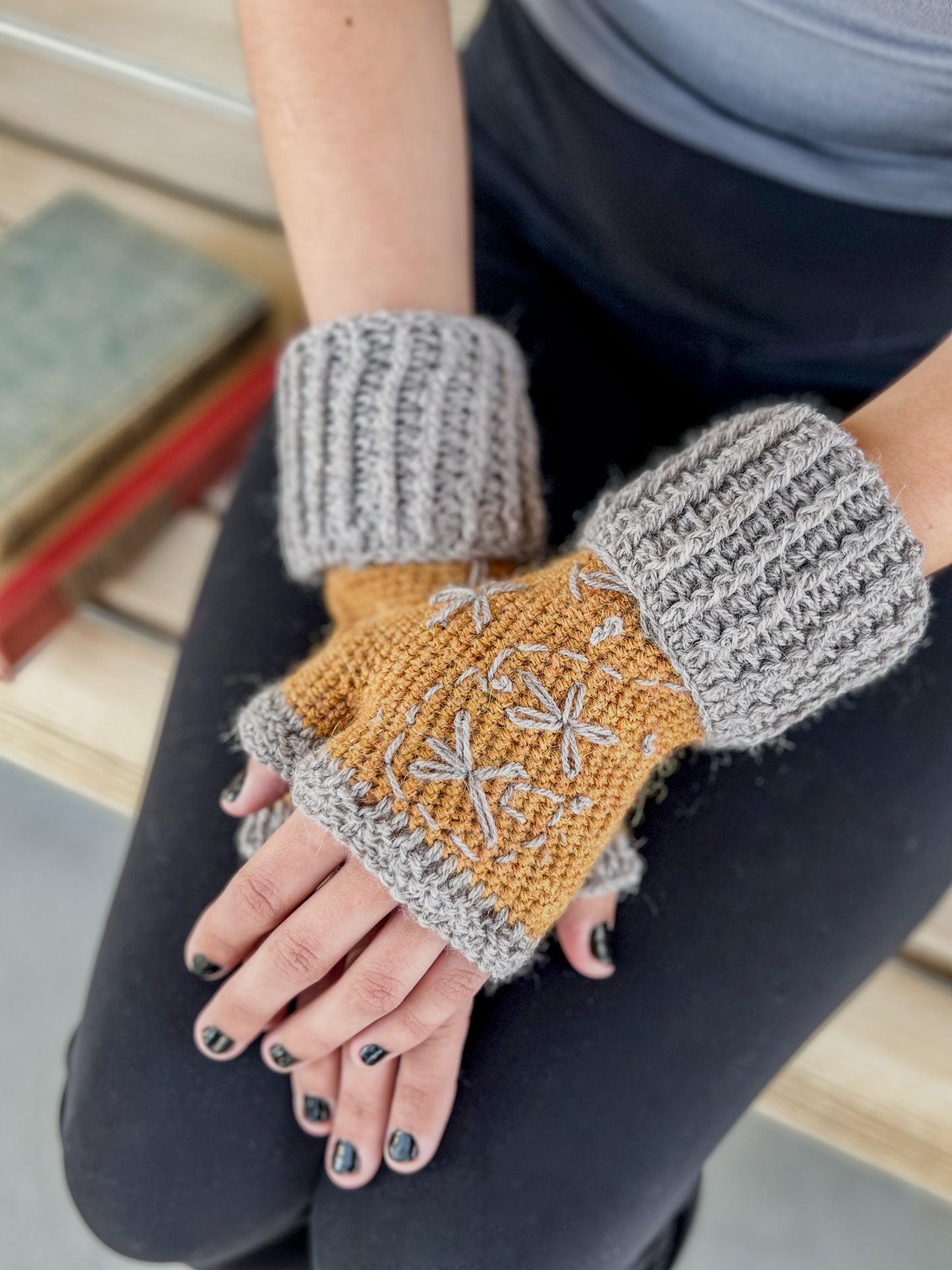 Embroidered Mum Mitts, PDF