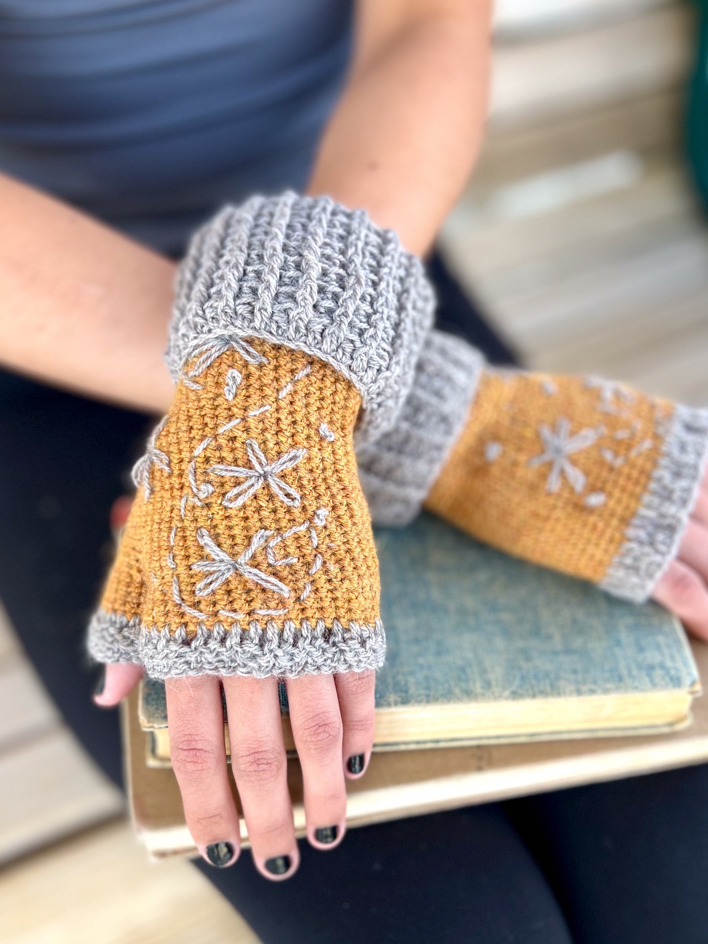 Embroidered Mum Mitts, PDF
