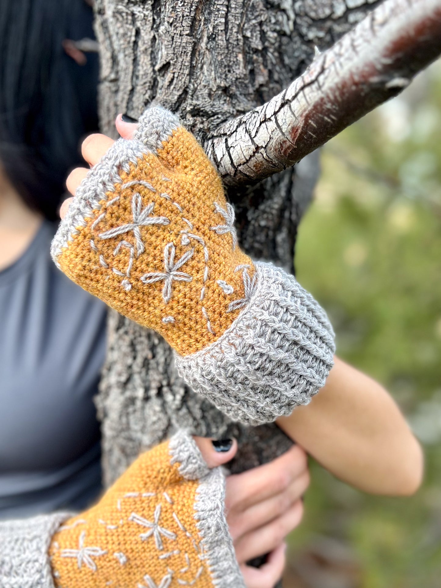 Embroidered Mum Mitts, PDF